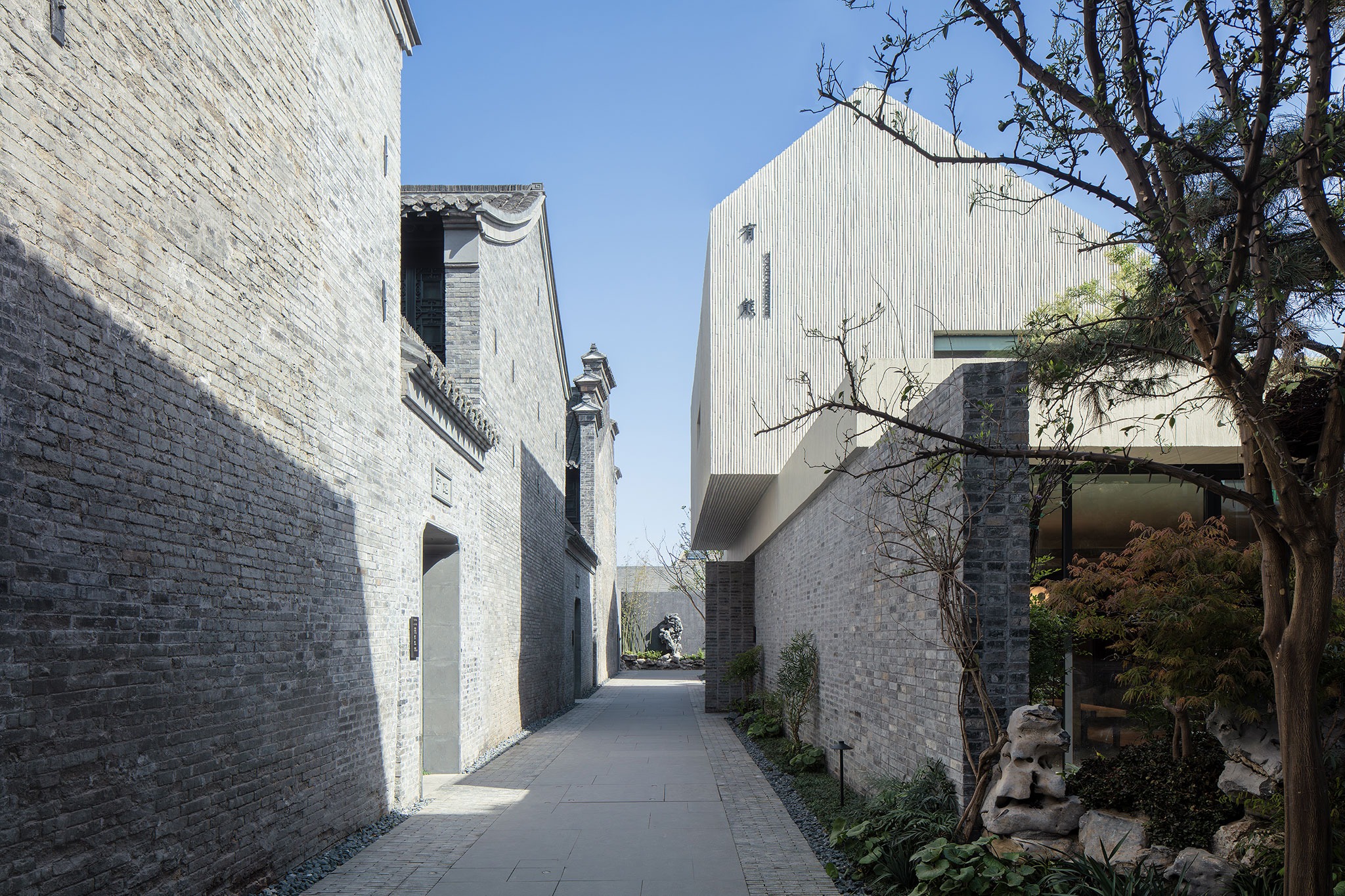 Jiangnan house Yangzhou Guangling by B.L.U.E architecture studio. Photograph by XIA ZHI Pictures. Jiangnan house Yangzhou Guangling by B.L.U.E architecture studio. Photograph by XIA ZHI Pictures.